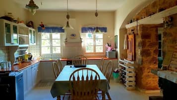 Een koelkast, een microgolfoven, een kookplaat, een waterkoker