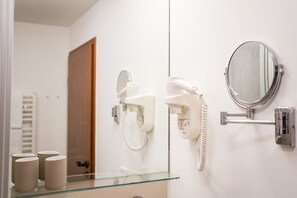 シャワー、ヘアドライヤー、タオル