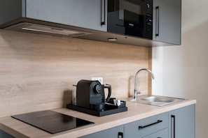 Réfrigérateur, micro-ondes, lave-vaisselle, cafetière/bouilloire