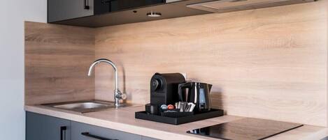 Kylskåp, mikrovågsugn, diskmaskin och kaffe- och tebryggare