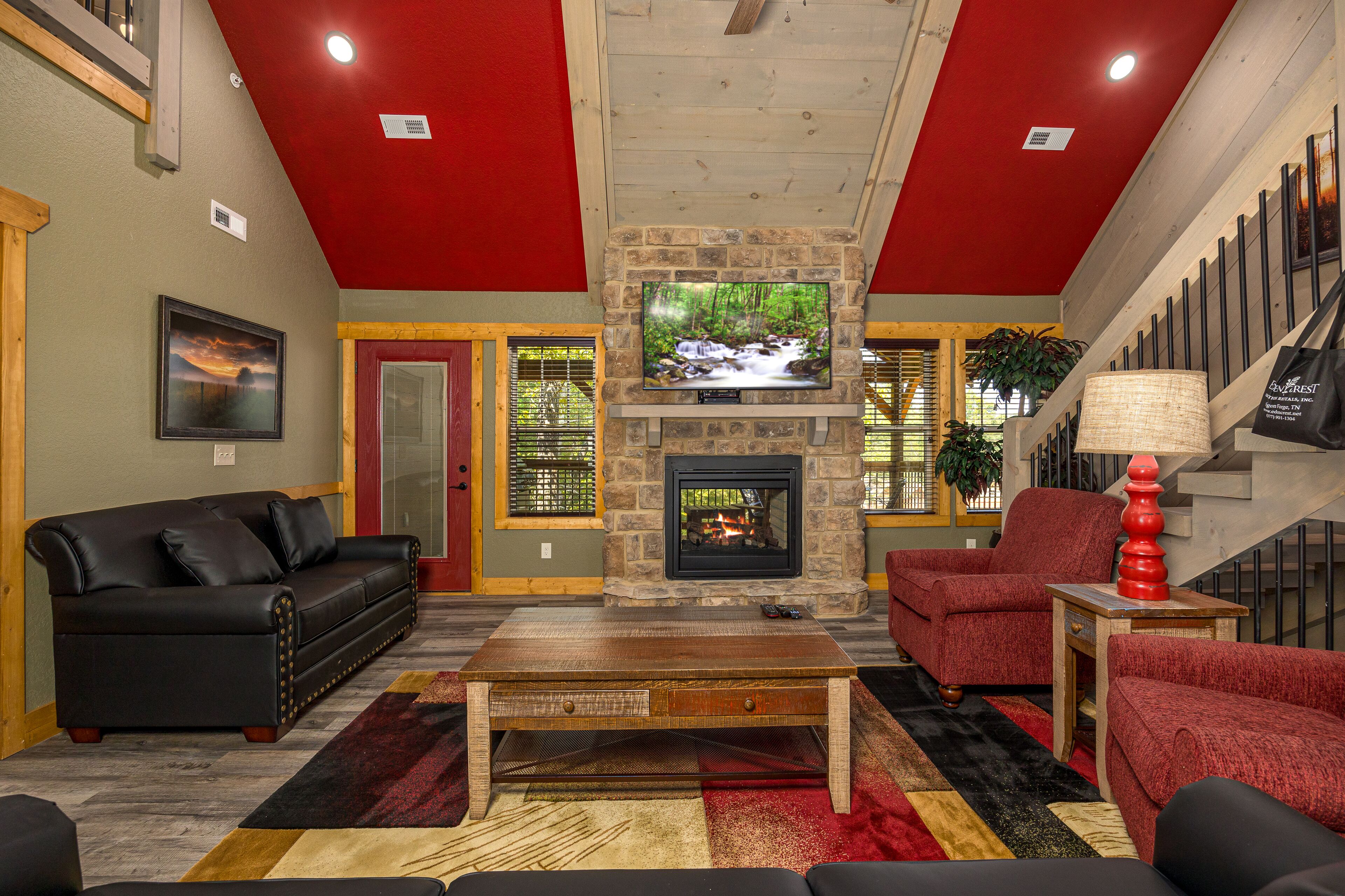 Cabaña, varias camas, hidromasaje, vista a la montaña | Área de sala de estar | Televisión de pantalla plana de 70 pulgadas con canales por cable 