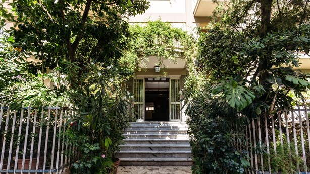 A building entrance with a stone staircase leading up to a door. - Un Giardino Segreto a Palermo by Wonderful Italy (Palermo)