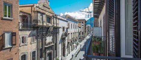 Una calle estrecha bordeada por edificios históricos, con balcones y arquitectura tradicional.