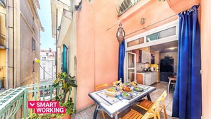 A small, cozy apartment with a balcony, a dining area, and a kitchen. - Gaudio Flat Near Ariston Theater by Wonderful Italy (Sanremo)