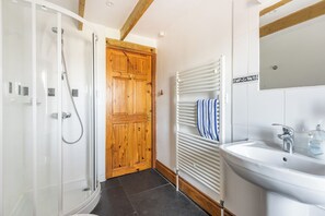 Shower, hair dryer, towels, soap - Family cottage near the sea - Pet Friendly sleeps 6 - 5 mins from Port Isaac (Port Isaac)