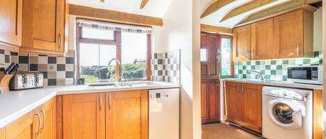 Een koelkast, een microgolfoven, een oven, een kookplaat