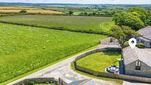 A rural landscape with a fenced property, a small building with a sloped roof, and a clear view of the surrounding fields and hills. - Family cottage near the sea - Pet Friendly sleeps 6 - 5 mins from Port Isaac (Port Isaac)