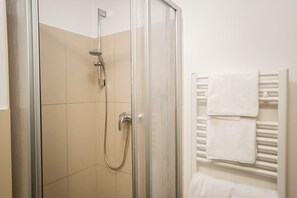 シャワー、ヘアドライヤー、タオル