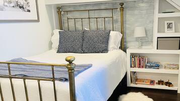 4 bedrooms, desk, iron/ironing board, free WiFi