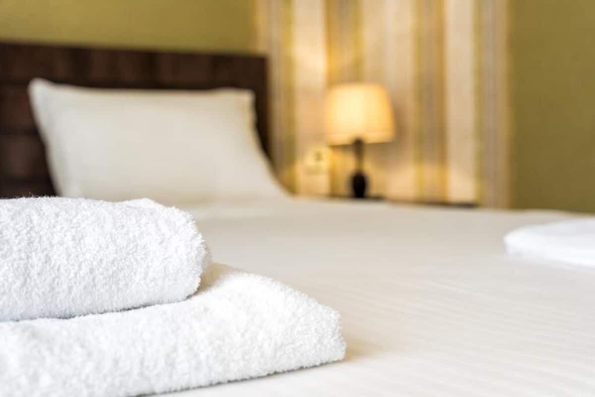 Tabla de planchar con plancha, wifi gratis y ropa de cama
