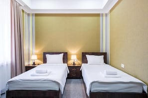 Quarto duplo básico | Ferros/tábuas de passar roupa, Wi-Fi de cortesia, roupa de cama