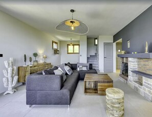 TV, fireplace - VILLA 5 MINUTES WALK FROM THE BEACH IN PORT D'ALON ESTATE WITH SEA VIEW (Saint-Cyr-sur-Mer)