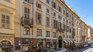 Eine Reihe von mehrstöckigen Gebäuden im europäischen Stil, mit Balkonen und Fensterläden.