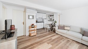 A modern apartment with a living room, kitchen, and dining area. - Residence San Giorgio PT 3 by Wonderful Italy (Toscolano Maderno)