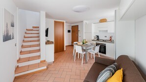 A modern apartment with a staircase, a dining area, and a kitchen. - Lemon House 2 Apartment by Wonderful Italy (Gardone Riviera)