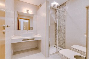 تجهيزات دش، مجففات شعر، مراحيض شطف، مناشف