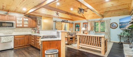 Kabin, Beberapa Tempat Tidur, hot tub, pemandangan gunung | Dapur pribadi | Lemari es, oven, kompor, dan mesin pencuci piring