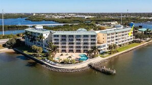 Un hôtel avec vue sur le front de mer, plusieurs étages et un espace piscine.