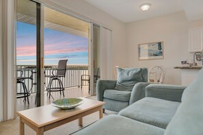 プレミア アパートメント バルコニー ベイビュー | リビング エリア | 32 インチのLED テレビ (デジタル放送視聴可)、テレビ