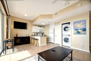 Exclusive-Apartment | Wohnbereich | 32-Zoll-LED-Fernseher mit Digitalempfang, Fernseher