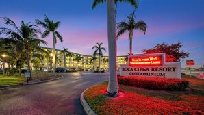 Panneau indiquant le complexe hôtelier Boca Ciega Resort et la disponibilité du Wi-Fi.