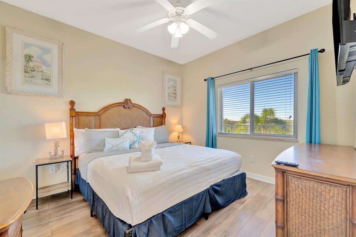 Superior-Apartment, Balkon, Buchtblick | 1 Schlafzimmer, Bügeleisen/Bügelbrett, kostenloses WLAN, Bettwäsche