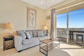 Apartamento superior, balcón, vistas a la bahía | Zona de estar | Televisión LED de 32 pulgadas con canales digitales, una televisión