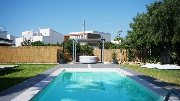 A swimming pool with a pergola and a hot tub in a residential area. - Dependance in Villa con Piscina by Wonderful Italy (Syracuse)