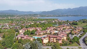 Un quartier résidentiel avec des maisons, une piscine et un lac en arrière-plan.