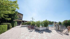 A paved walkway leading to a building with a sign reading "BAR-RISTORANTE-PIZZERIA". - I Ciliegi 1-09 con Piscina by Wonderful Italy (Desenzano del Garda)
