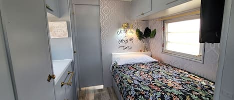 1 habitación, escritorio, tabla de planchar con plancha y cuna de viaje