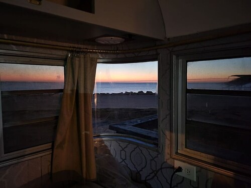 Maggie · Maggie At The Beach - Waterfront Retro Retreat