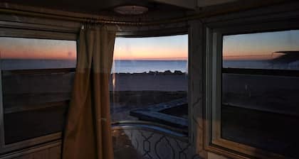 Maggie · Maggie At The Beach - Waterfront Retro Retreat