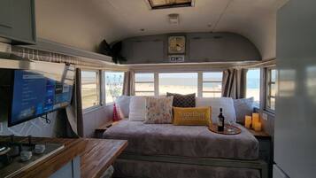 1 sovrum, skrivbord, strykjÀrn/strykbrÀda och resesÀng