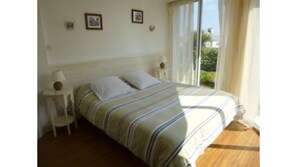 3 slaapkamers, een strijkplank/strijkijzer, reisbedje, gratis wifi