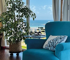 Smart TV, fireplace, video games, DVD player