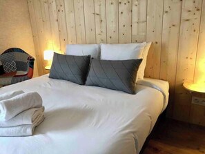 2 soverom, strykejern/-brett, reiseseng for barn og internettilgang