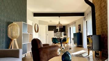TV, fireplace