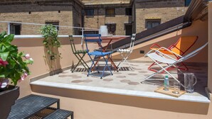 A rooftop terrace with a table, chairs, and a small seating area. - Le Niche Holiday Home - Terrace by Wonderful Italy (Palermo)