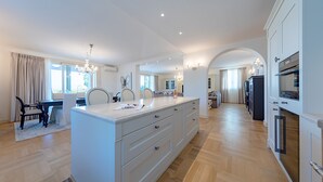 Una cocina amplia con una isla central, piso de madera y muebles de cocina modernos.