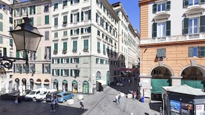 A historic square with cobblestone pavement, classic European architecture, and a central open space. - San Lorenzo View Apartment 5 by Wonderful Italy (Genoa)