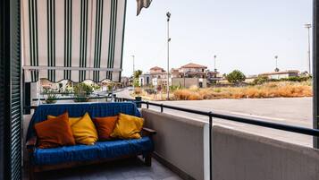 Relax on the balcony with a comfortable sofa and enjoy the view of the surrounding houses.