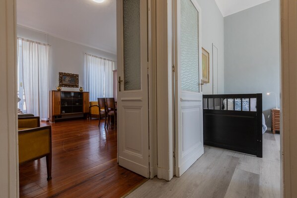 Amplia sala de estar con pisos de madera, chimenea y un espacio de estar con sillones y un sofá.