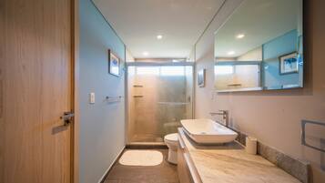 Appartement | Salle de bain | Douche, sèche-cheveux, serviettes fournies, savon