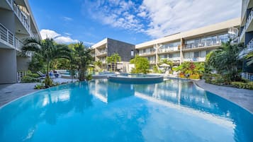 2 albercas al aire libre