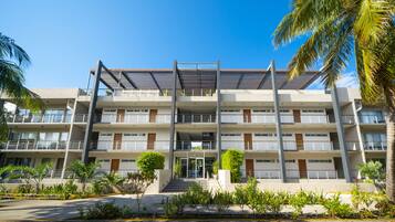 Vista frontal de la propiedad