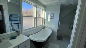 Dusche, Haartrockner, HandtĂŒcher, Seife