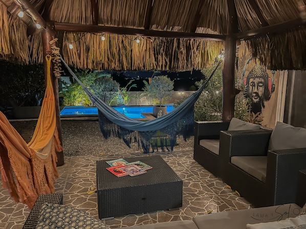 Una piscina al aire libre