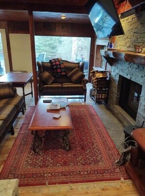 Smart TV, fireplace, stereo, printers - Remote private, w/5 acre pond and w/Shooting Range @ Devils Hopyard State Park  (East Haddam)