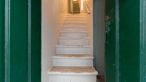 Een trap met witte treden die uitkomt op een plateau.